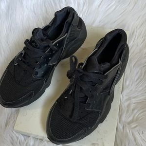 Nike AIR HUARACHE RUN SZ 5.5 GOOD USED CONDITION. No holes rips or tears Youth